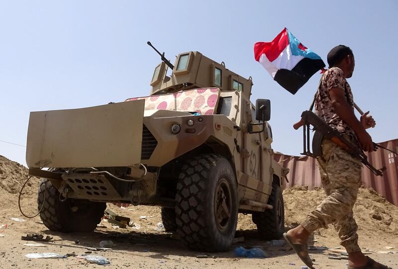 A fighter loyal to Yemen's separatist Southern Transitional Council (STC) holds the separatist flag in the southern Abyan province on May 18, 2020, following a three-hour ceasefire deal between pro-government troops and separatist forces.  / AFP / Nabil HASAN
