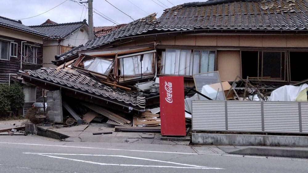 Video captures magnitude 7.6 quake in Japan