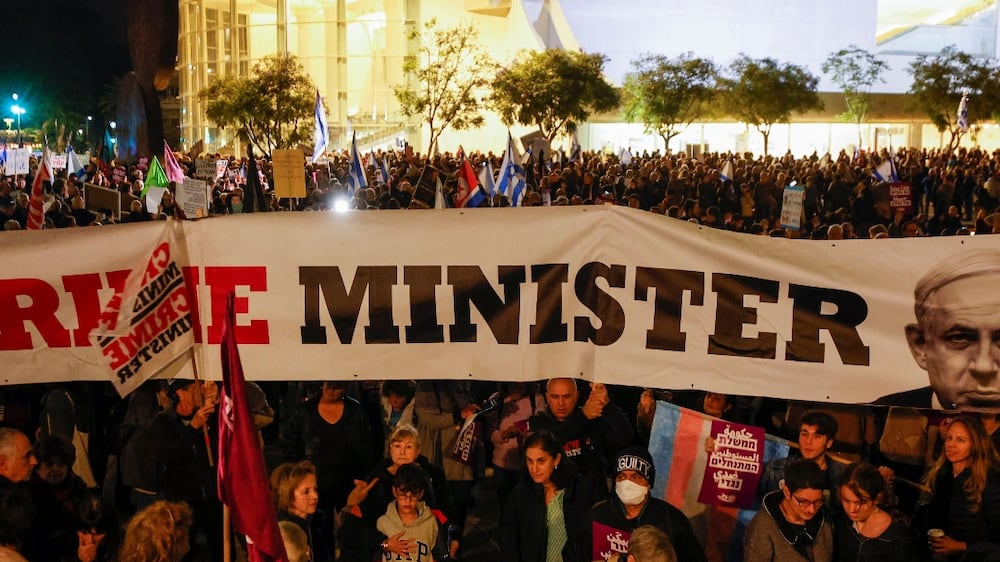 People demonstrate against the right-wing government led by Prime Minister Benjamin Netanyahu, in Habima Square in Tel Aviv, Israel, January 7, 2023.  REUTERS / Amir Cohen