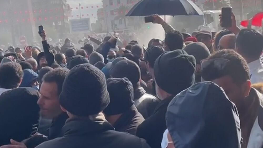 Police attempt to disperse hundreds protesting in Tunis