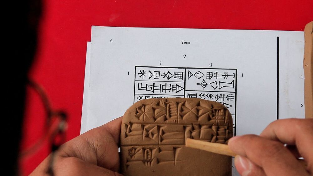 Iraqi Assyriologist writes in ancient Mesopotamian script