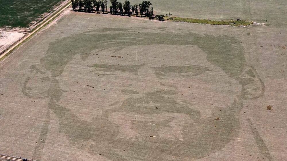 Aerial view of a corn field displaying an image of the face of Argentine football star Lionel Messi, in Ballesteros, Cordoba province, Argentina, on January 19, 2023.  - The design, by agricultural engineer Carlos Faricelli, was made using precision planting, and was shared with several agricultural producers, who planted corn in this way to pay tribute to the football star.  (Photo by Nicolas AGUILERA  /  AFP)