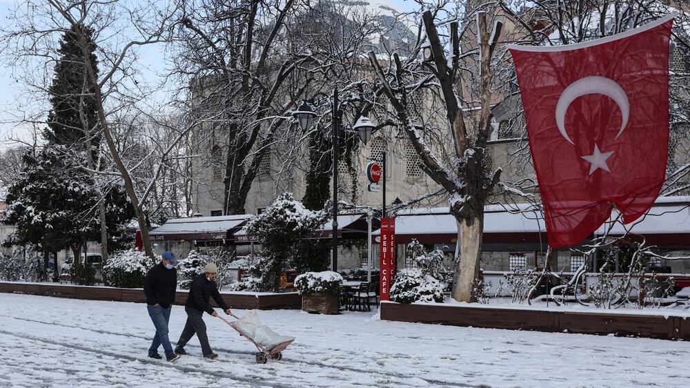 Heavy snowfall hits Istanbul