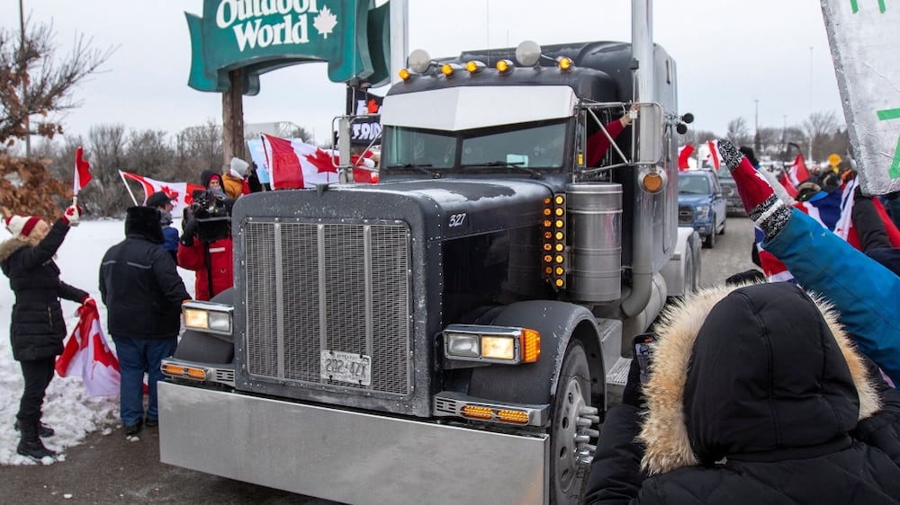 People gather to support truck drivers on their way to Ottawa in protest of coronavirus disease (COVID-19) vaccine mandates for cross-border truck drivers, in Toronto, Ontario, Canada, January 27, 2022.  REUTERS / Carlos Osorio