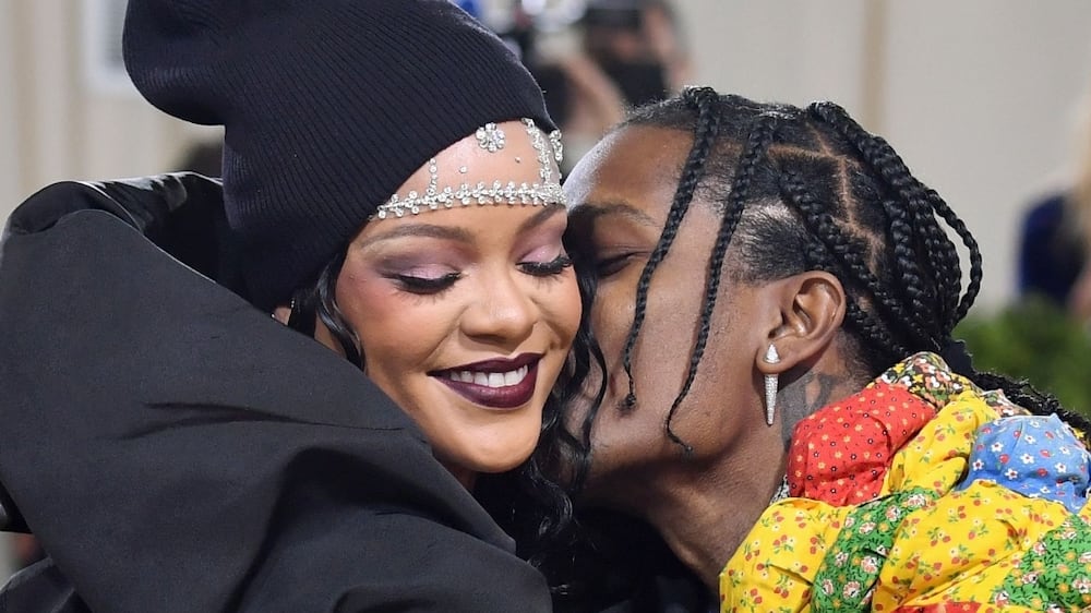 Rihanna pregnant with first baby
