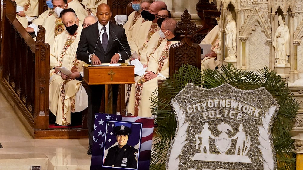 Mayor of New York pays tribute to fallen police officer