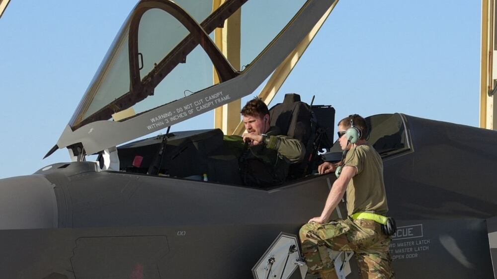 (FILES) In this file handout picture released by the US Central Command (CENTCOM) on April 15, 2019, US soldiers stand next to an F-35A Lightning II stationed at the Emirati al-Dhafra base, about 32 kilometres south of Abu Dhabi.  - The United States will deploy a guided missile destroyer and state-of-the-art fighter jets to help defend the United Arab Emirates after a series of missile attacks by Yemeni rebels, a US statement said on February 2, 2022.  (Photo by US Central Command (CENTCOM)  /  AFP)  /  RESTRICTED TO EDITORIAL USE - MANDATORY CREDIT "AFP PHOTO  / US CENTCOM" - NO MARKETING NO ADVERTISING CAMPAIGNS - DISTRIBUTED AS A SERVICE TO CLIENTS