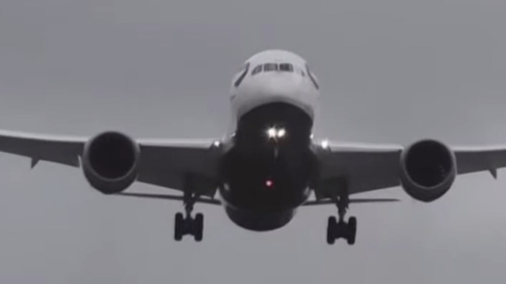 Planes struggle to land at London's Heathrow Airport in high winds