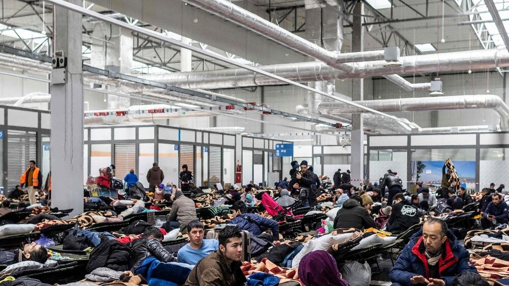 Refugees from Ukraine are pictured in a Temporary Reception Centre in Korczowa, March 02, 2022.  - The number of refugees fleeing the conflict in Ukraine has surged to nearly 875,000, UN figures showed on on March 2, as fighting intensified on day seven of Russia's invasion.  (Photo by Wojtek RADWANSKI  /  AFP)