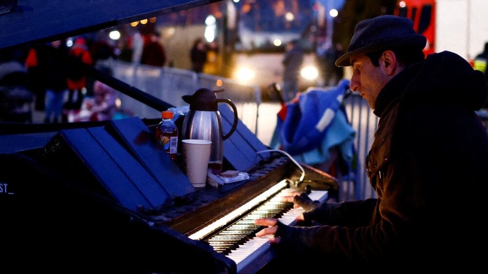 Davide Martello, 40, an Italian man living in Germany, plays the piano at a temporary accommodation centre in Korczowa, Poland, March 3, 2022.  REUTERS / Yara Nardi         TPX IMAGES OF THE DAY