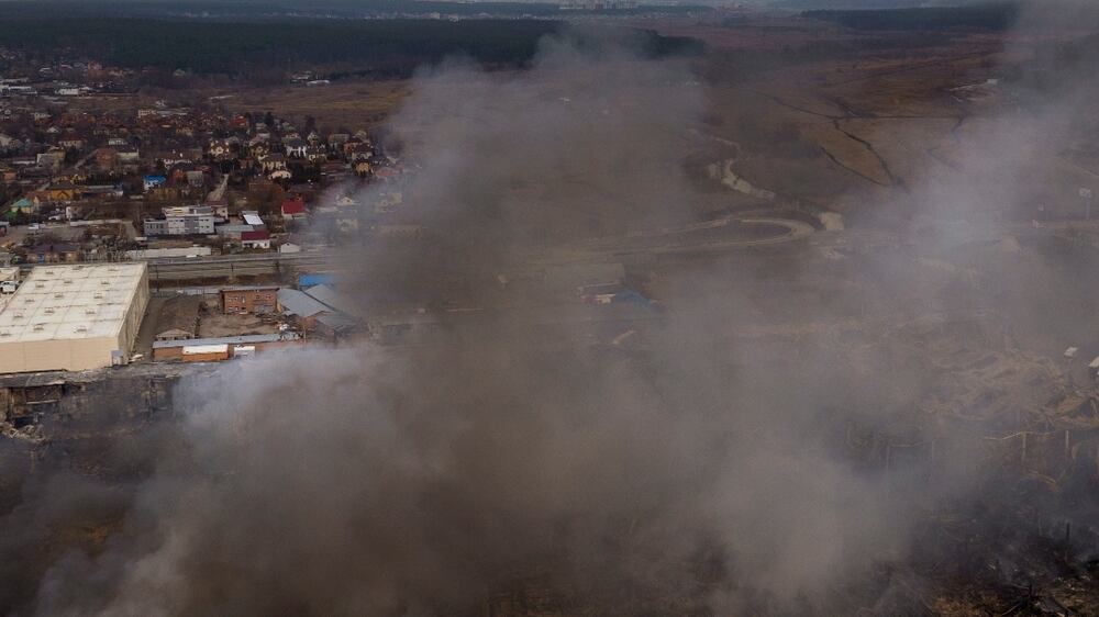 Dramatic moment Russian shelling hits Ukrainian town of Irpin