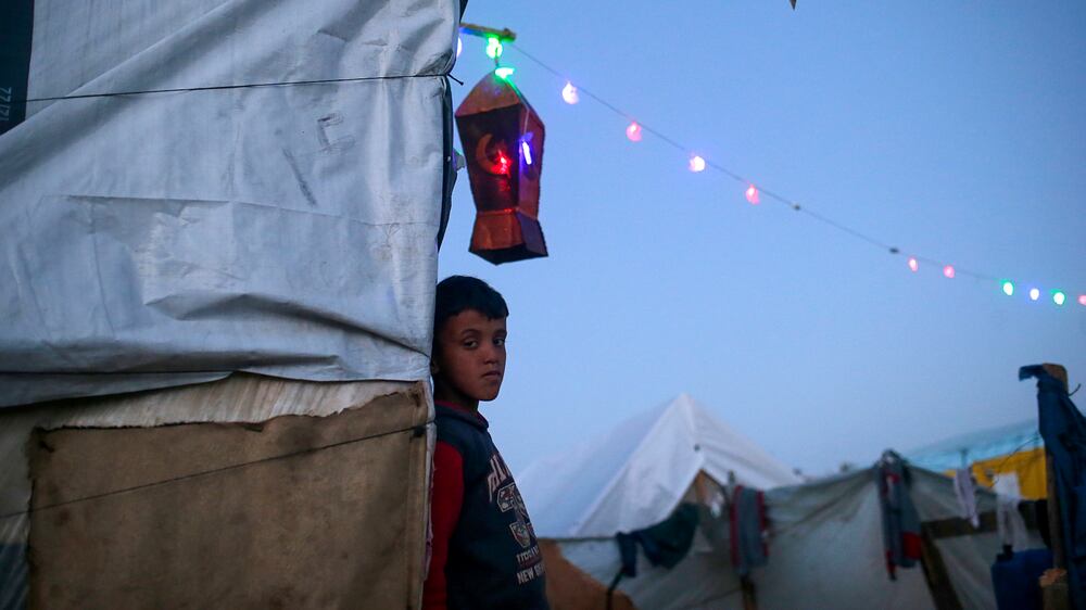 Displaced Gazans decorate tents for Ramadan