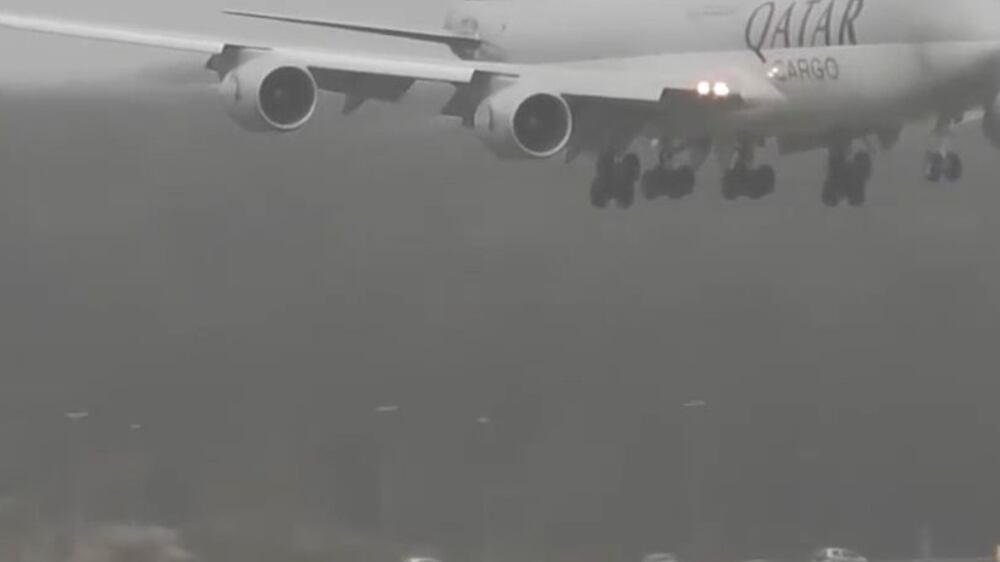 Watch this Qatar Airways plane's bumpy landing at Amsterdam