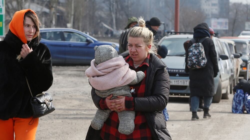 Evacuees fleeing Ukraine-Russia conflict walk out of the besieged southern port city of Mariupol, Ukraine March 17, 2022.  REUTERS / Alexander Ermochenko