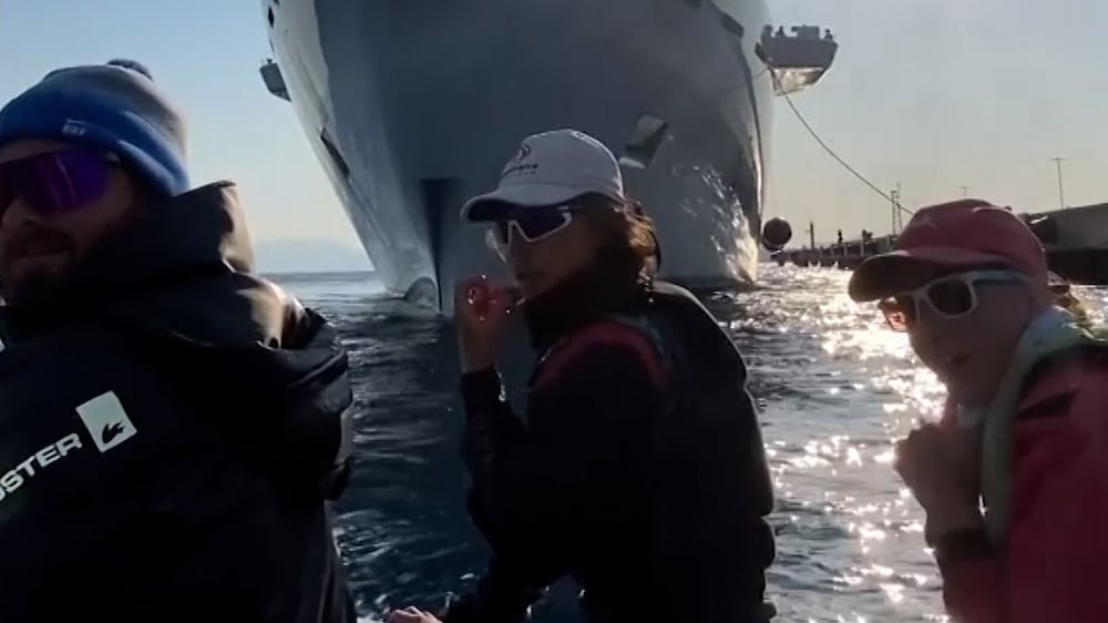 Ukrainians attempt to stop Abramovich's yacht docking in Turkey