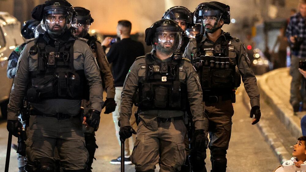 Israeli police arrest Palestinians gathered at Damascus Gate