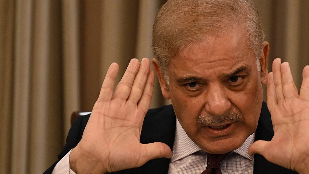 Pakistan's opposition leader Shehbaz Sharif gestures as he speaks during a news conference in Islamabad on April 1, 2022.  - No Pakistan premier has ever seen out a full term, and Khan is facing the biggest challenge to his rule since being elected in 2018, with opponents accusing him of economic mismanagement and foreign-policy bungling.  (Photo by Aamir QURESHI  /  AFP)