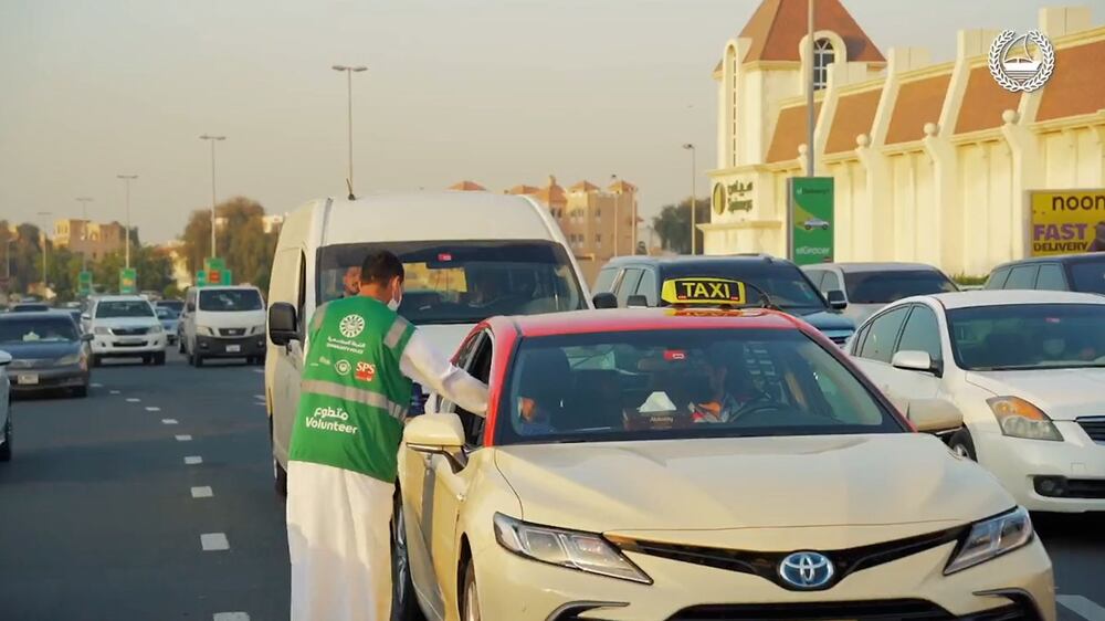 Dubai Police distribute free meals to motorists