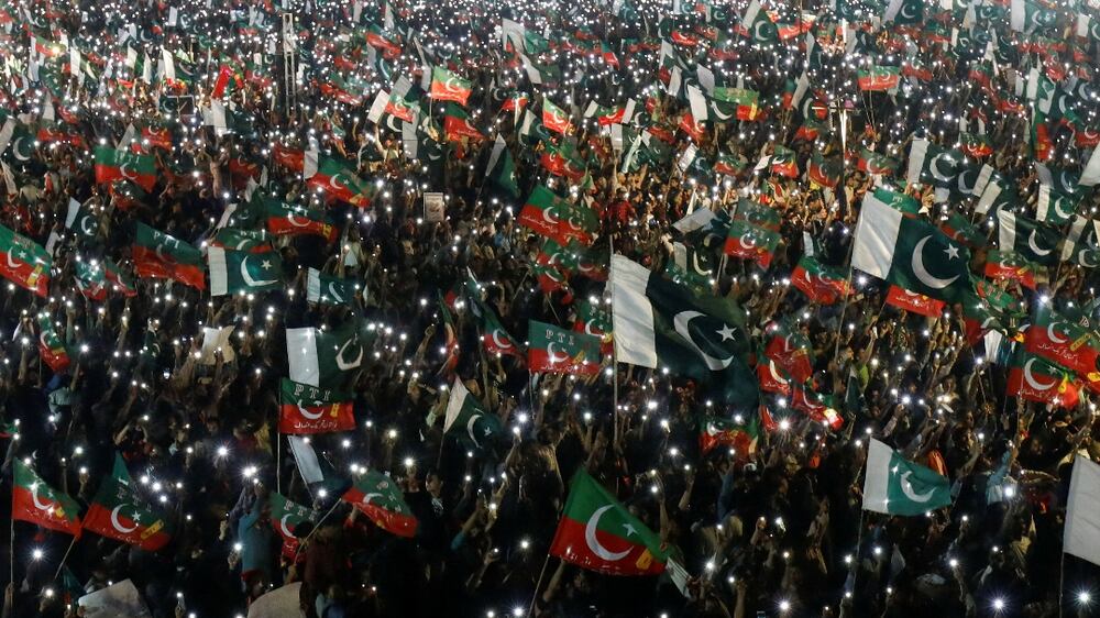 Supporters of the Pakistan Tehreek-e-Insaf (PTI) political party light up their mobile phones and chant slogans in support of the ousted Pakistani Prime Minister Imran Khan during a rally, in Karachi, Pakistan April 16, 2022.  REUTERS / Akhtar Soomro