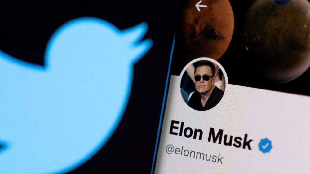 FILE PHOTO: Elon Musk's twitter account is seen on a smartphone in front of the Twitter logo in this photo illustration taken, April 15, 2022.  REUTERS / Dado Ruvic / Illustration / File Photo
