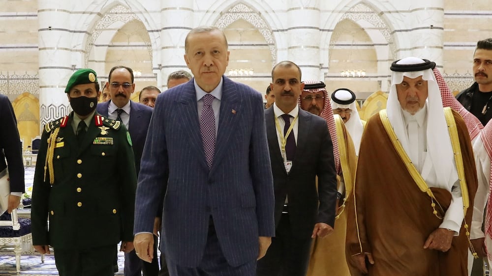Turkish President Tayyip Erdogan walks alongside Mecca Governor Prince Khaled al-Faisal as he arrives at King Abdulaziz International Airport in Jeddah, Saudi Arabia, April 28, 2022.  Murat Cetinmuhurdar/PPO/Handout via REUTERS THIS IMAGE HAS BEEN SUPPLIED BY A THIRD PARTY.  NO RESALES.  NO ARCHIVES
