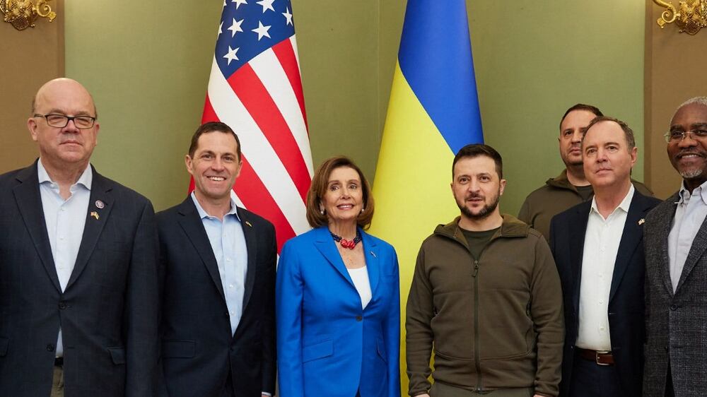 A handout photo released by the Ukrainian Presidential Press Service on May 1, 2022, shows President of Ukraine Volodymyr Zelensky (C-R) and US Speaker of the House of Representatives Nancy Pelosi (C-L) poseing for a photo with members of delegations during their meeting in Kyiv.  (Photo by STRINGER  /  UKRAINIAN PRESIDENTIAL PRESS SERVICE  /  AFP)  /  RESTRICTED TO EDITORIAL USE - MANDATORY CREDIT "AFP PHOTO  /  Ukrainian Presidential Press Service " - NO MARKETING - NO ADVERTISING CAMPAIGNS - DISTRIBUTED AS A SERVICE TO CLIENTS