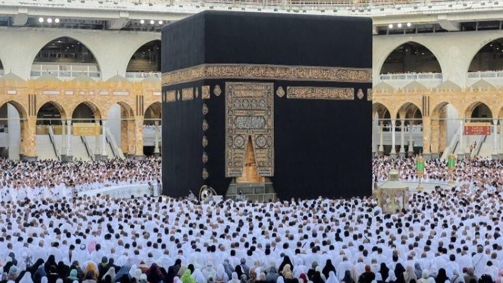 Watch thousands pray at Islam's holiest site on Eid al Fitr