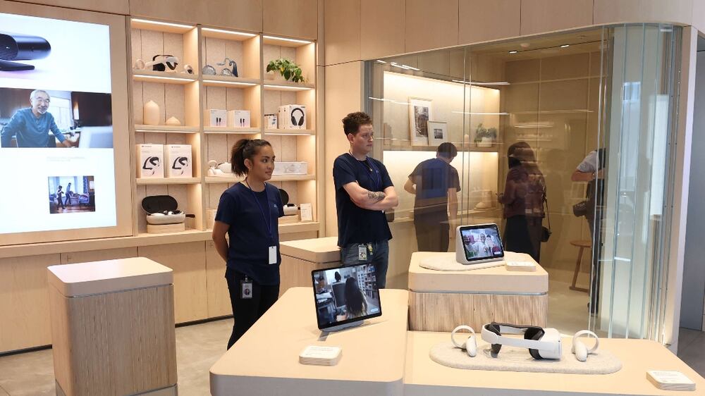 BURLINGAME, CALIFORNIA - MAY 04: Meta employees stand in the showroom during a media preview of the new Meta Store on May 04, 2022 in Burlingame, California.  Meta is set to open its first physical retail store on May 9.    Justin Sullivan / Getty Images / AFP
