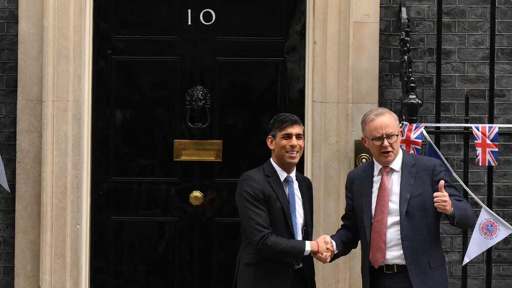 Britain's Prime Minister Rishi Sunak (L) greets his Australian counterpart Anthony Albanese upon his arrival for a meeting at Number 10 Downing Street in London on May 5, 2023.  (Photo by Daniel LEAL  /  AFP)