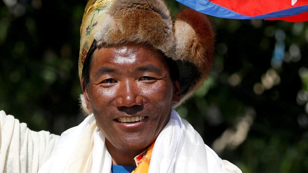 FILE PHOTO: Kami Rita Sherpa, a Nepali mountaineer, waves towards media in Kathmandu, Nepal May 25, 2019.  Kami Rita summited Mount Everest on May 7, 2022, for a record 26th time, beating his own record set last year, REUTERS / Navesh Chitrakar / File Photo