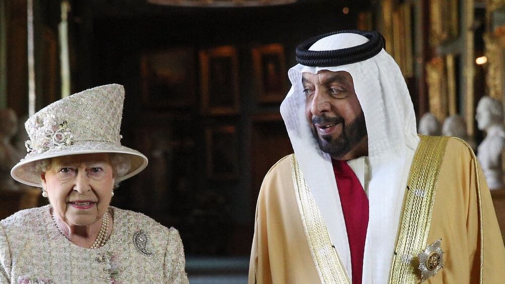 (FILES) In this file photo taken on April 30, 2013 Britain's Queen Elizabeth II (L) and Prince Philip, Duke of Edinburgh (R), walk with Emirati President Sheikh Khalifa bin Zayed al-Nahayan after the official welcome and before a lunch during the first day of the Sheikh's state visit to Britain in Windsor Castle, Berkshire, west of London.  - The United Arab Emirates' President Sheikh Khalifa bin Zayed Al-Nahyan died aged 73 on May 13, 2022, state media said, after battling illness for several years.  (Photo by Oli SCARFF  /  POOL  /  AFP)
