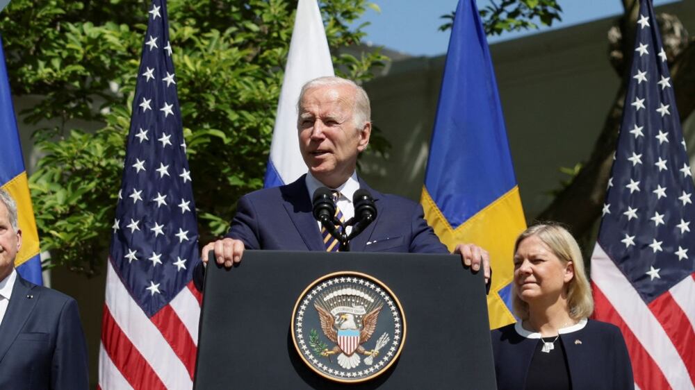 U. S.  President Joe Biden delivers remarks next to Sweden's Prime Minister Magdalena Andersson and Finland's President Sauli Niinisto, in the Rose Garden of the White House in Washington, U. S. , May 19, 2022.  REUTERS / Evelyn Hockstein