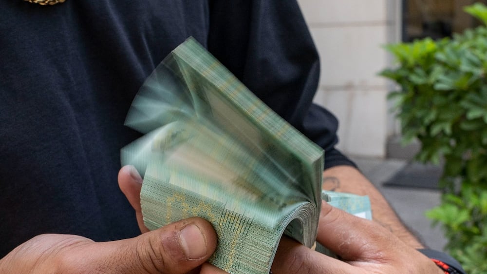 Armed money changers risk everything on the streets of Beirut