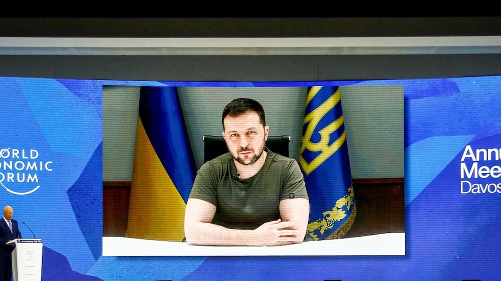 Ukraine's President Volodymyr Zelenskiy is seen on a screen at the opening ceremony of the World Economic Forum (WEF) in Davos, Switzerland May 23, 2022.  REUTERS / Arnd Wiegmann