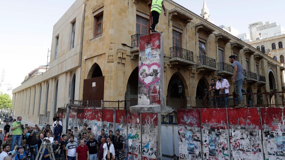 Walls built around Lebanese Parliament torn down
