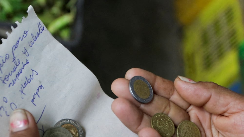 FILE PHOTO: Elena Rodriguez carries a list of produce and money to make purchases for the soup kitchen where she works in Pamplona Alta in Lima, Peru, April 11, 2022.  REUTERS / Daniel Becerril / File Photo