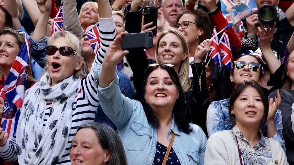 Royal fans cheer near Buckingham Palace during the Queen's Platinum Jubilee celebrations, in London, Britain, June 2, 2022.  REUTERS / Kevin Coombs