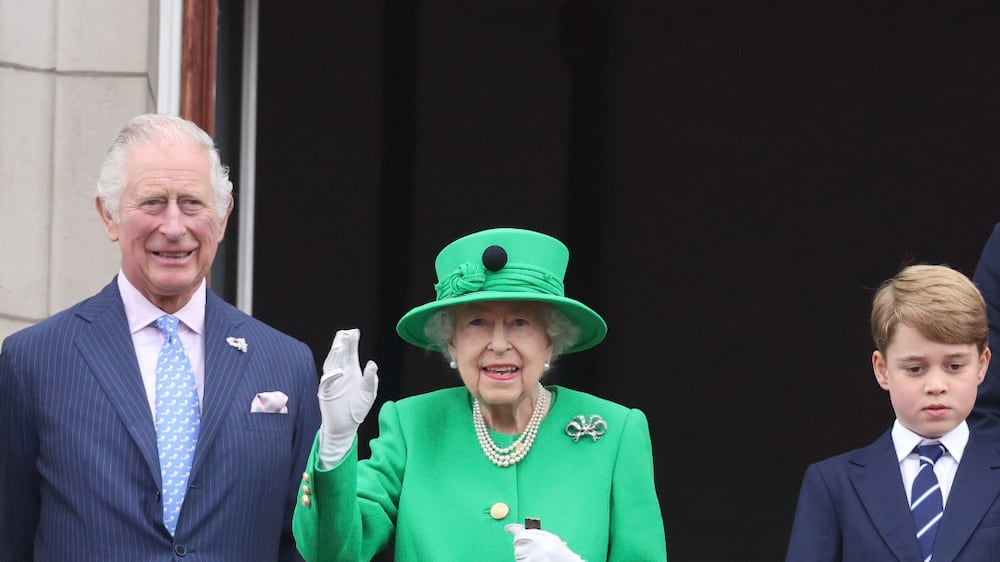 Crowds and UK royal family sing national anthem to Queen Elizabeth II