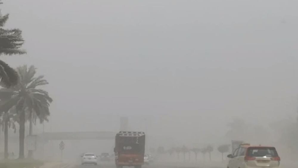Sandstorm hits Dubai's roads