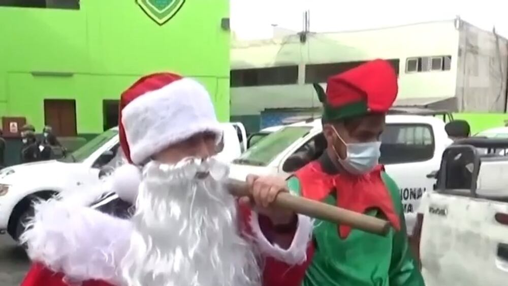 Police officers dressed as Santa and elf seize drugs in Peru