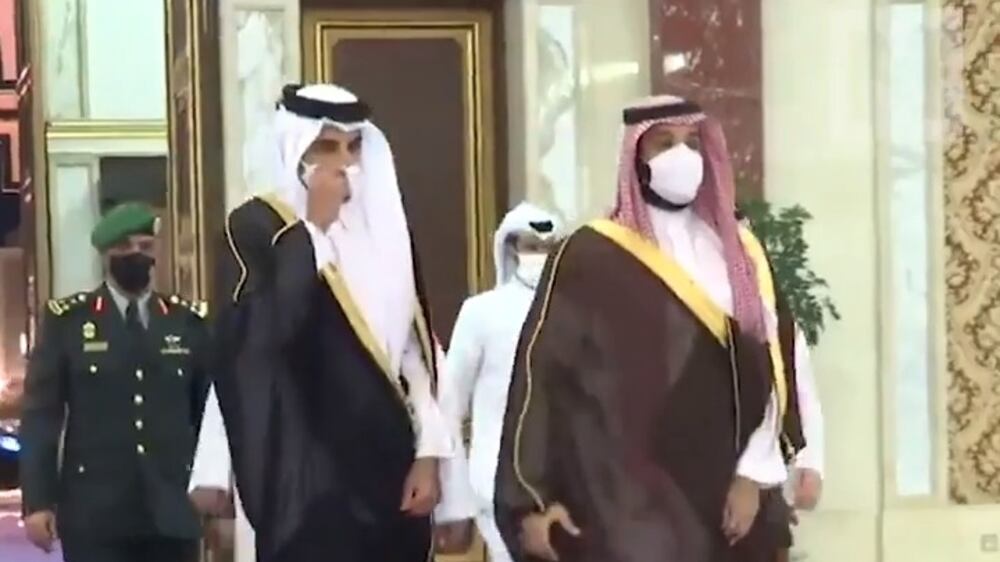 Qatari Emir is greeted by Saudi Crown Prince in Jeddah