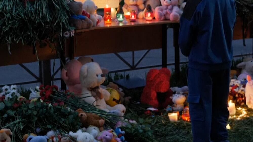 Hundreds gather to mourn Russian school shooting victims