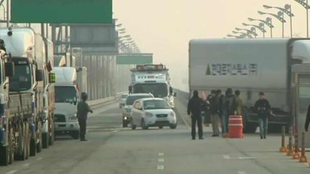 Video: N Korea factory zone block - day two