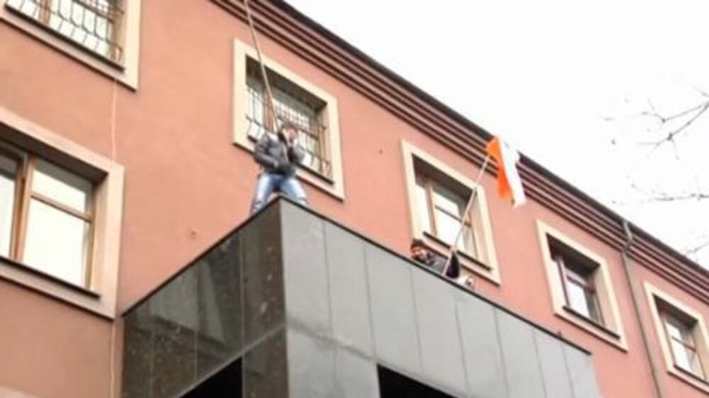 Video: Pro-Russians smash in Prosecutor's office in Donetsk