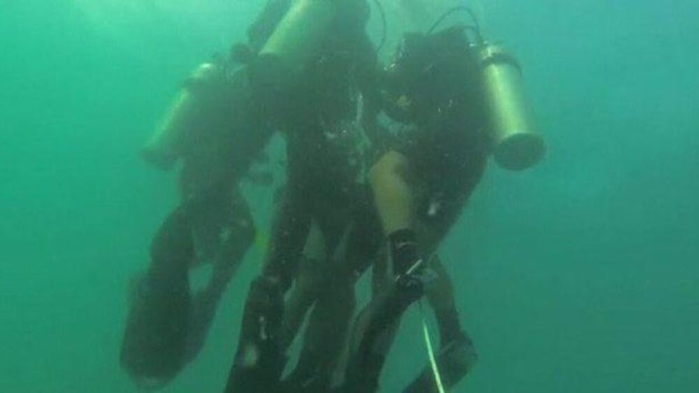 Video: Cambodian de-miners plunge into dive training