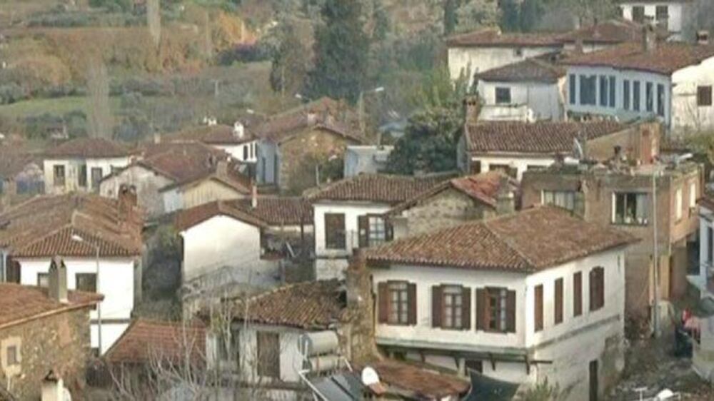 Video: Visitors flock to Turkish town to escape doomsday