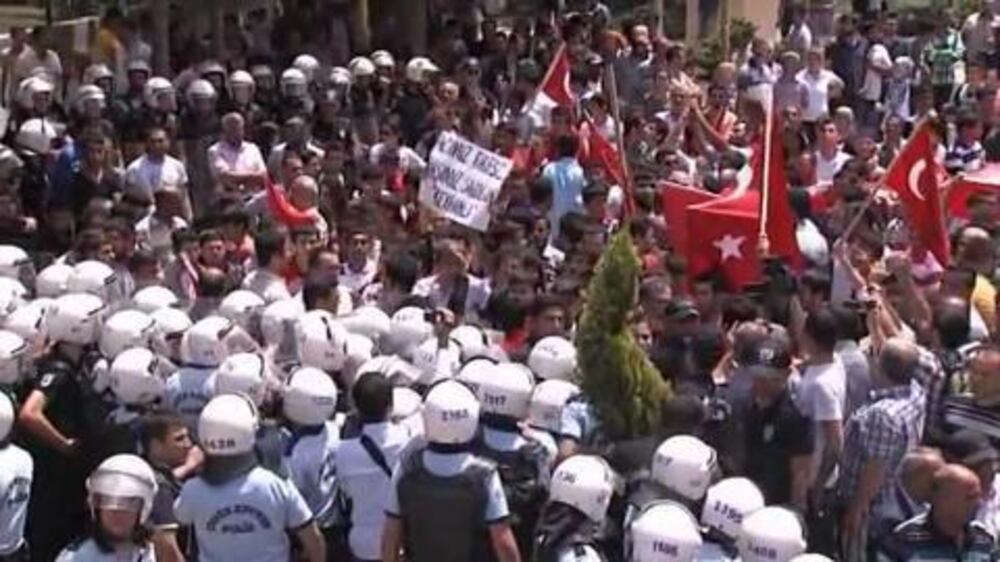Video: Police, protesters clash in Turkey border town