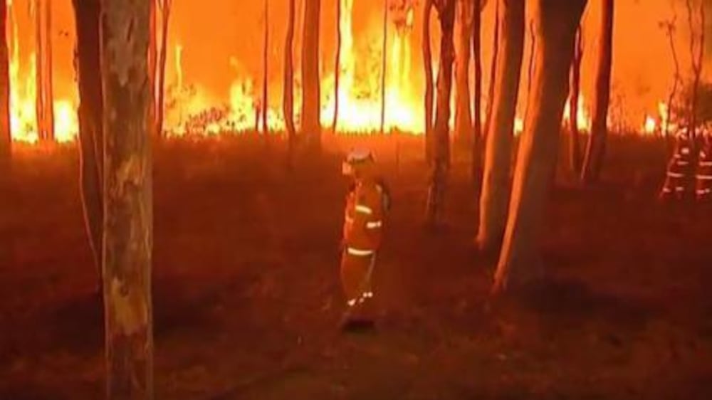 Video: Australia fires threaten more homes