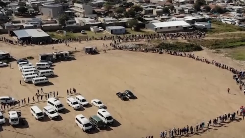 Thousands queue for food in South Africa