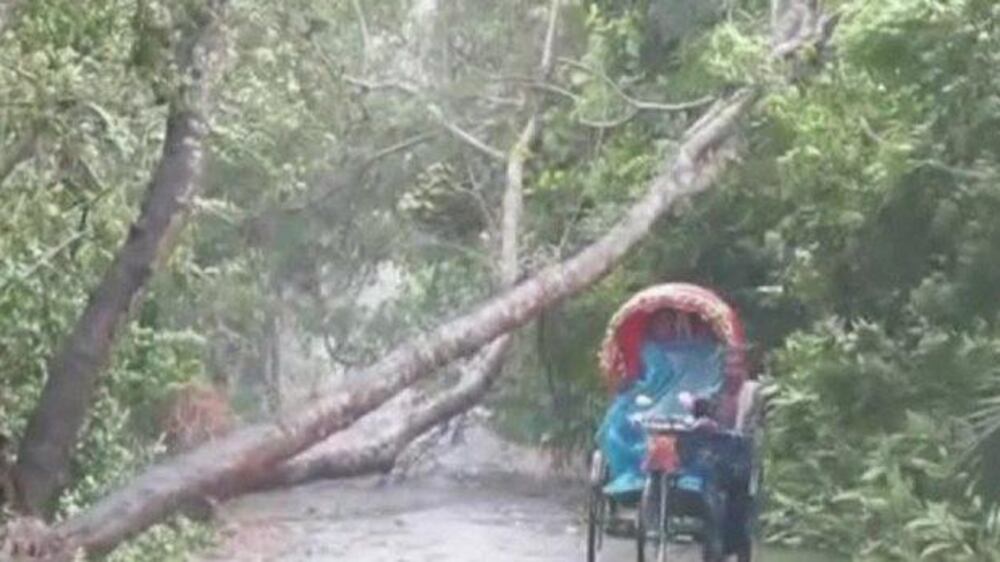 Video: Cyclone kills at least six in Bangladesh